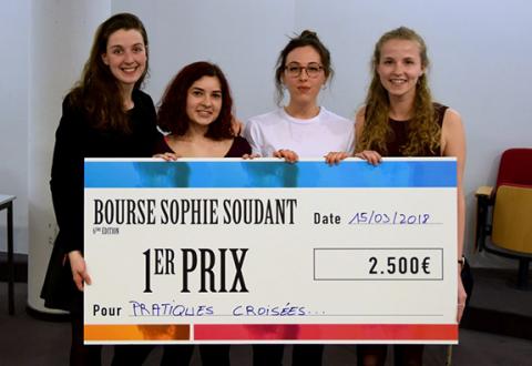 Camille Dieu, Marie de Wouters de Bouchout, Juliette Pandin et Tamara Gullentops pour leur documentaire "Pratiques croisées: la médecine, l'humain et le cancer" (Master 1 ASCEP)
